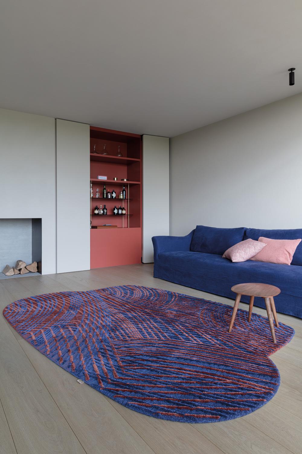 Een bijzondere vorm én een unieke vorm. Dit organisch gevormde vloerkleed 'Spice Blue' uit de collectie 'Spiro' is een opvallend woonitem. 