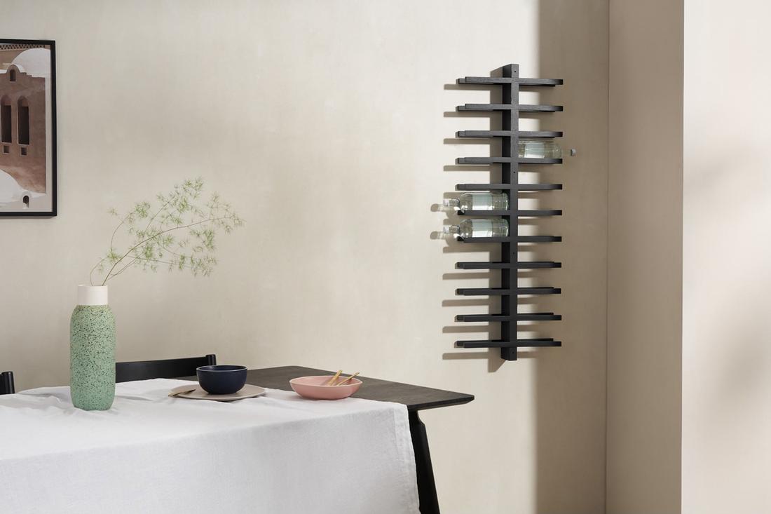 Bekijk wijnrek Breid je keuken uit met deze prachtige wijnpaal met ruimte voor 22 flessen. De flessenpaal is gemaakt van zwart gebeitst acaciahout en ook verkrijgbaar met andere afwerkingen.