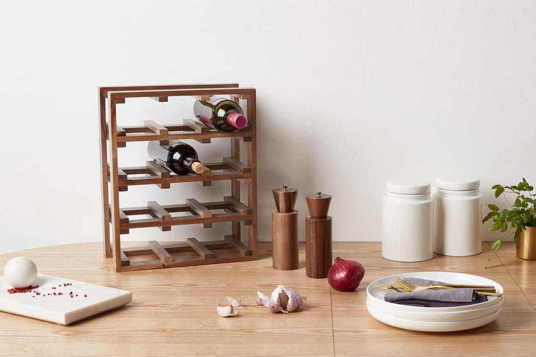 Bekijk wijnrek Clover is in verschillende formaten verkrijgbaar, waaronder in dit tafelmodel formaat dat plek biedt voor 12 flessen.