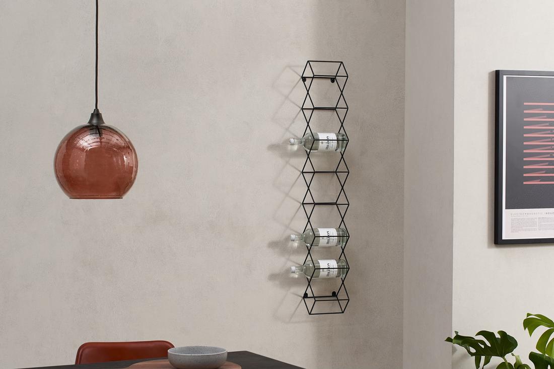 Bekijk wijnrek Subtiel wijnrek voor aan de muur. Het minimalistische en industriële ontwerp van Moss past in iedere keuken.