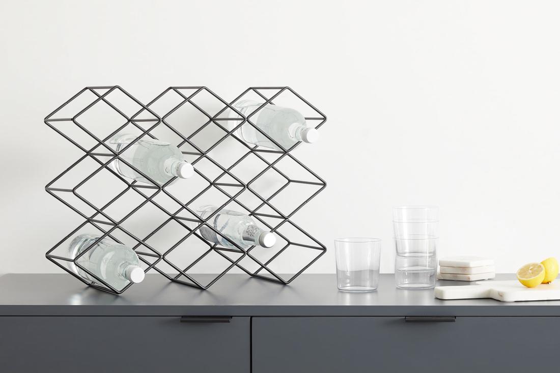 Bekijk wijnrek Wil je een stoer tintje aan jouw keuken geven? Ga dan voor dit industriële wijkrek Moss. Dit rek is gemaakt van zwart metaal en heeft een raster design.