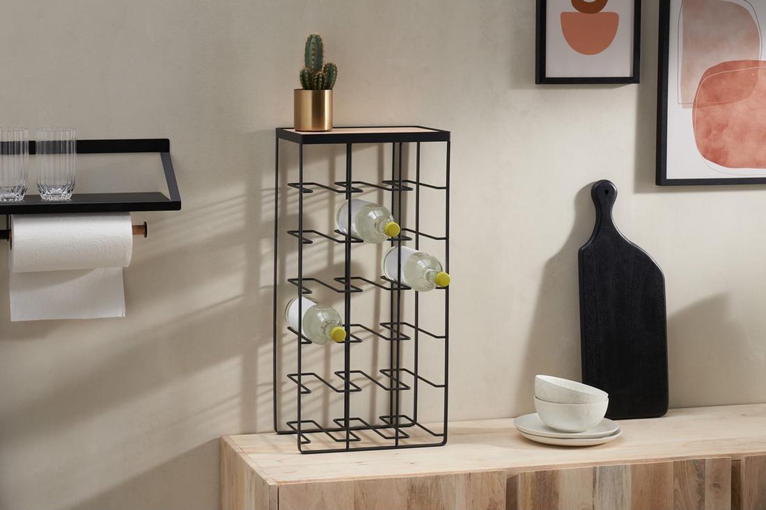 Bekijk wijnrek Voeg met dit rek Tomas een Scandinavisch tintje toe aan jouw interieur. Het Scandinavische wijnrek is vervaardigd van natuurlijk hout en zwart, gepoedercoat staal. Perfect voor een rood wijntje!