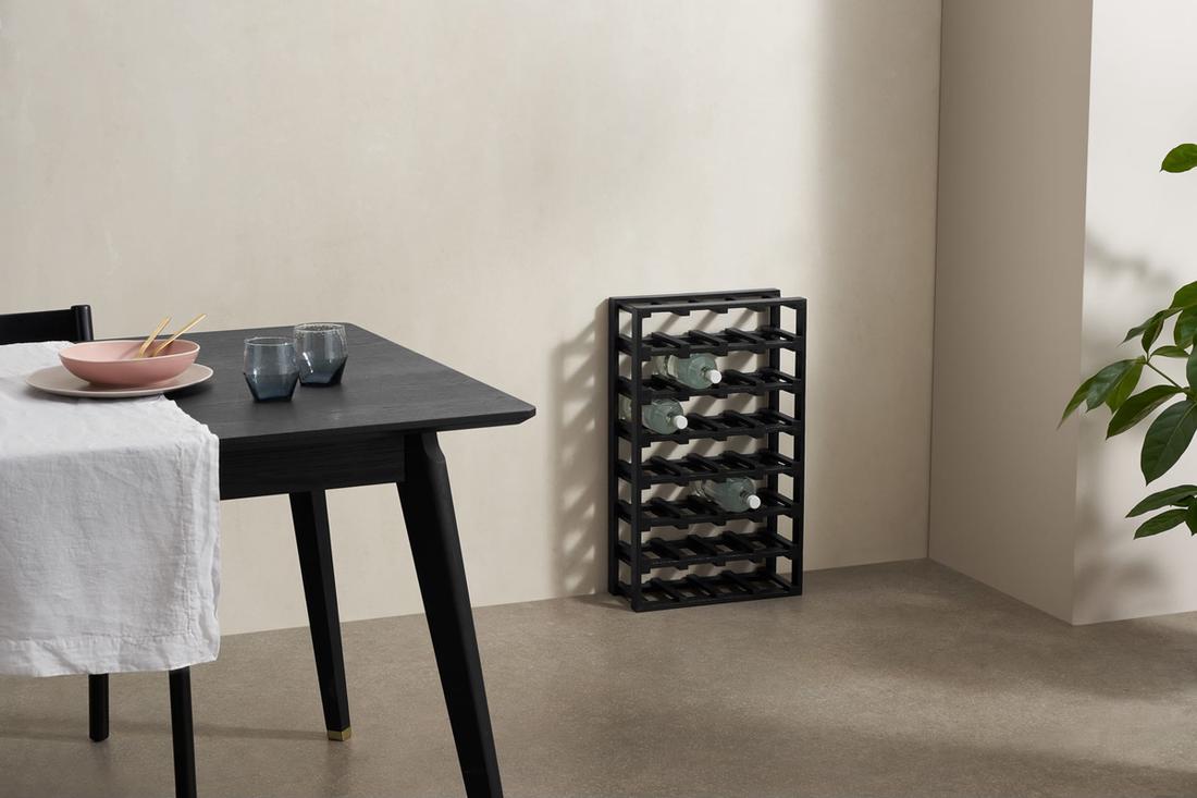 Bekijk wijnrek Een wijnrek in een stijlvolle zwarte kleur is ook een prachtig woonitem om jouw eetkamer of keuken mee te decoreren.