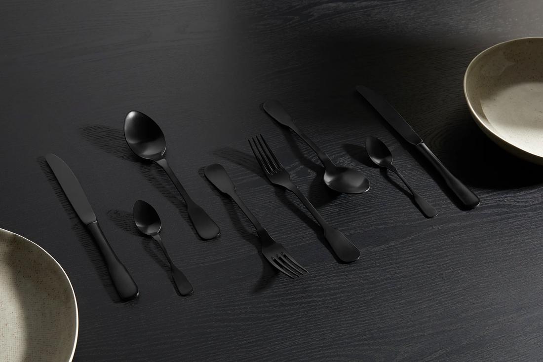 Ga voor een all in look met een zwart bestek op een donkere tafel. Kies voor een originele kleur servies en je creëert zo een spannend dinertje.