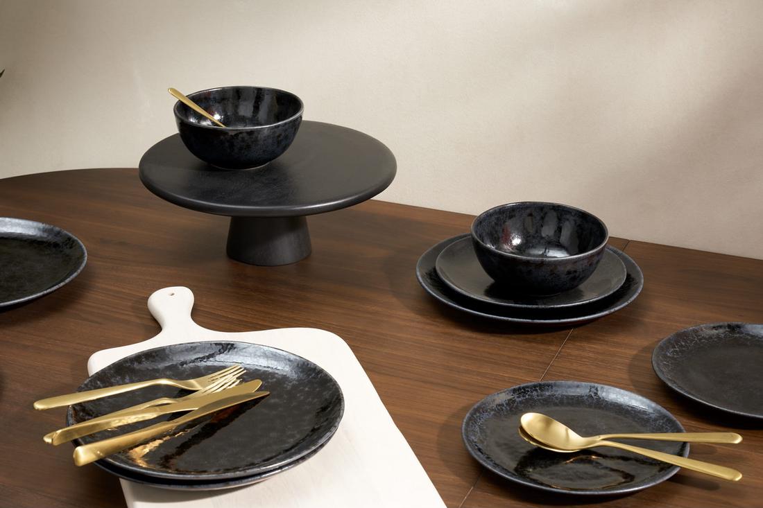 Met zwart servies op een mooie donker houten tafel creëer je een stijlvolle, gedekte tafel. Koperkleurig of zwart bestel maakt het plaatje helemaal af.