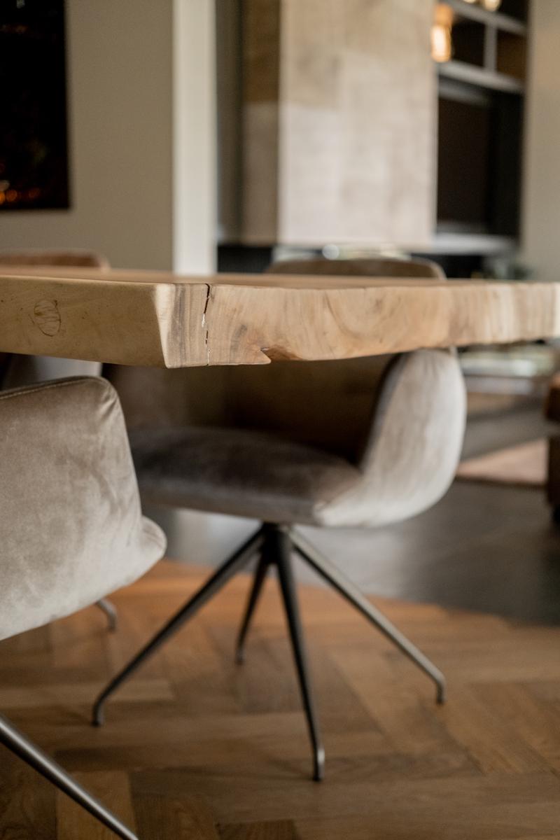 De dikte en structuur van het boomstam tafelblad geven jouw eettafel ook een bepaalde look & feel. 