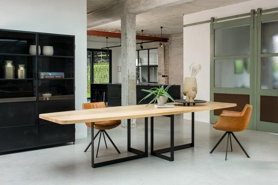 De half ovale tafel is ook erg praktisch omdat het aan vier kanten zitplek biedt.