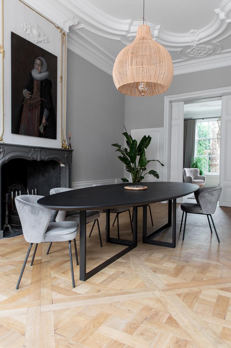 De slanke en spitse ovale vorm past meestal goed in kleinere ruimtes of in de doorloop van een kamer.