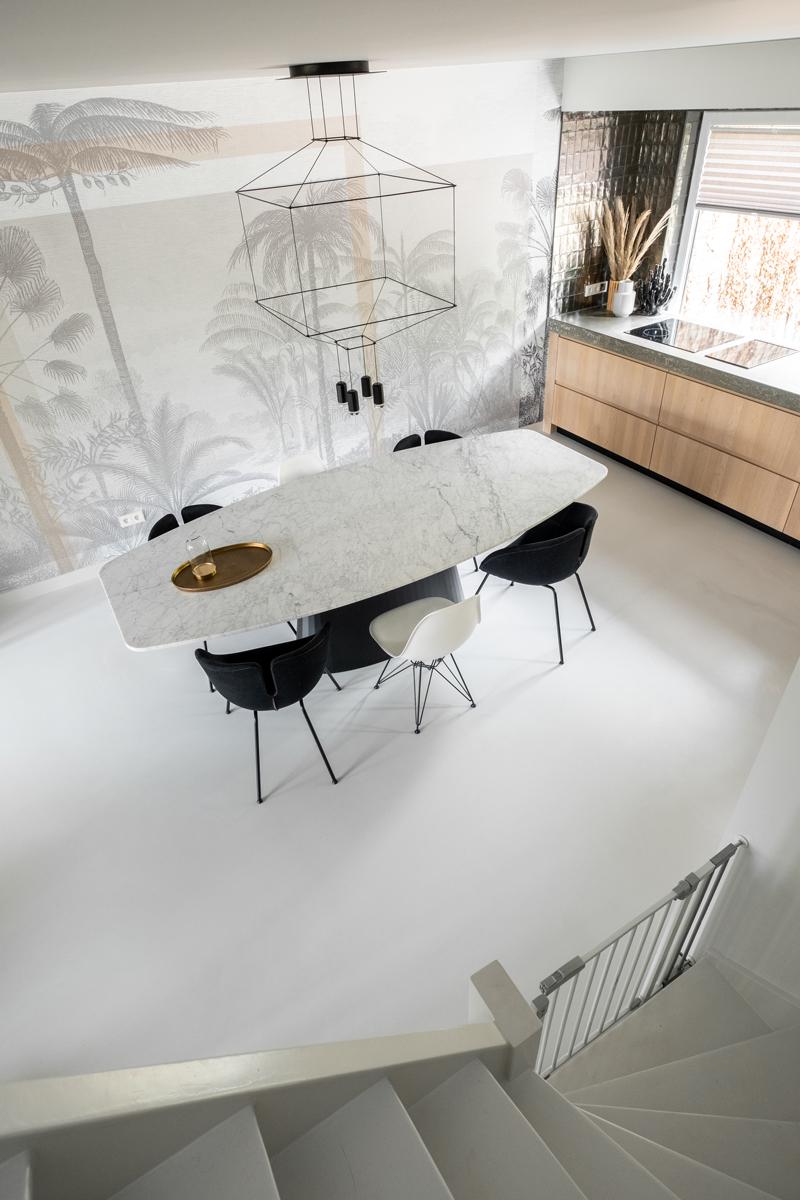 Bij het Deense ovale model past een tafelblad van natuurlijk steen, zoals marmer.