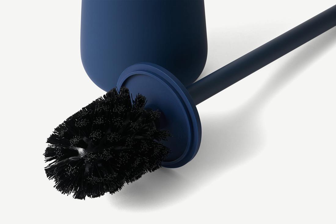 Met een toiletborstel Denmark in de prachtige kleur nachtblauw veegt iedereen, na een bezoekje, het toilet met plezier schoon.