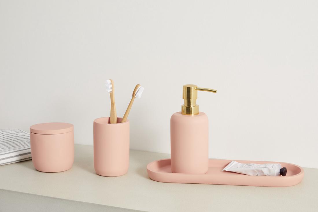 De stijlvolle set Ren met een zeeppompje, tandenborstelbeker, bewaarpotje met deksel en dienblad in matroze met messing detail geven een luxueuze accent aan de badkamer.