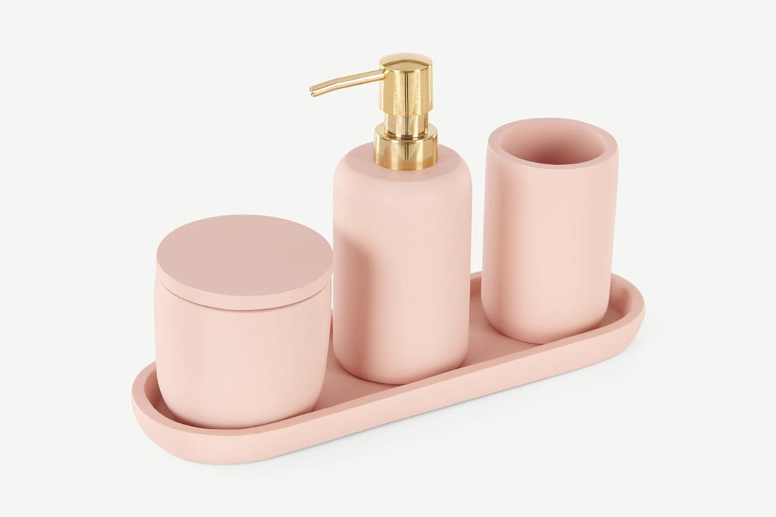 Super trendy: roze badkameraccessoires. Deze set bestaat uit een zeepppompje en badkameropslag. Bekijk hier de set Ren. 