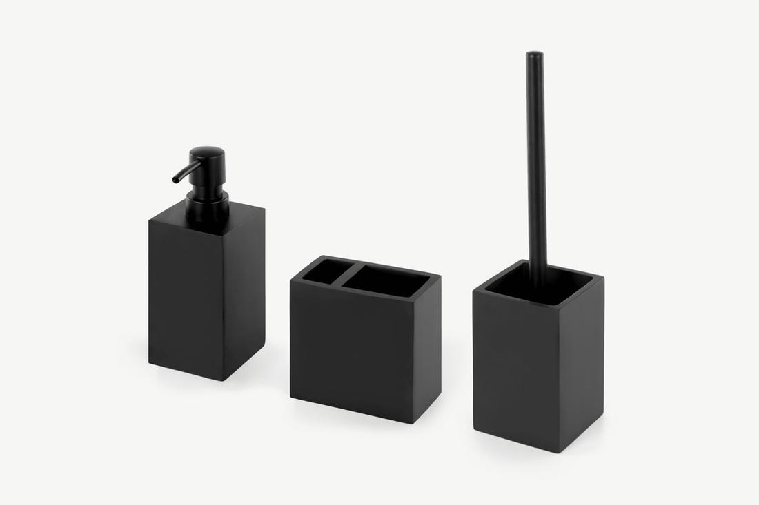 Mat zwarte set badkameraccessoires met strakke vierkante vorm. De set bestaat uit een toiletborstel, zeepdispenser en beker. Bekijk hier de Ryder set.