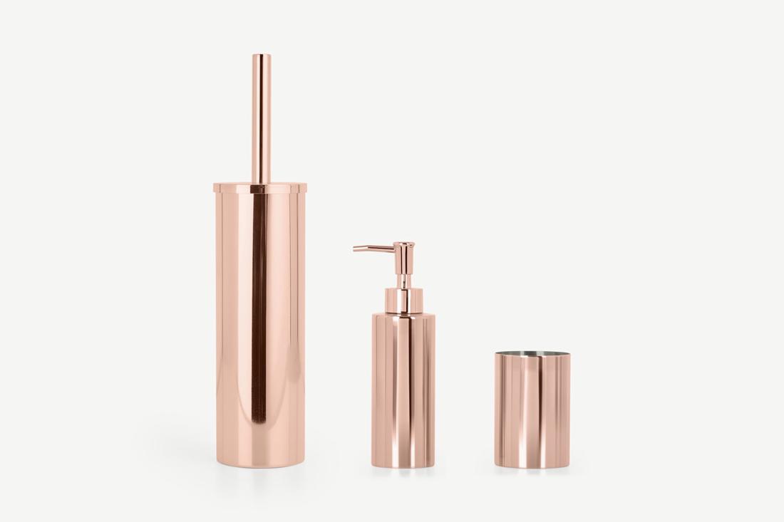 Set met een toiletborstel, zeepdispenser en beker in een chique koperkleur. Bekijk hier de koperen badkameraccessoires set Lilo.