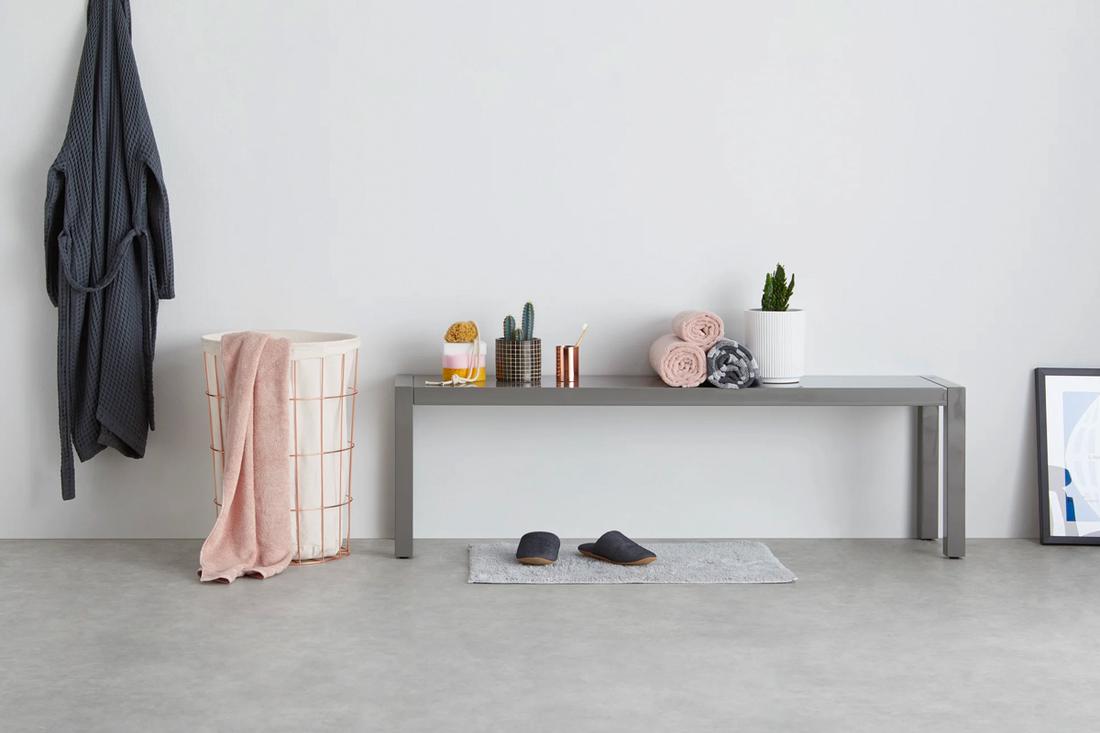 Kleine wasjes, grote wasjes: stop je wasgoed netjes weg in de koperen wasmand Bendt. De canvas tas is uitneembaar uit het draadframe, zodat je de was makkelijk naar de wasmachine brengt. 