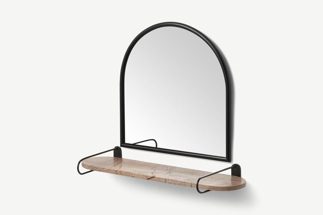 Zwarte boogspiegel met bruin marmeren plank en matzwarte beugels. Bekijk hier de Arturo wandplank met spiegel.