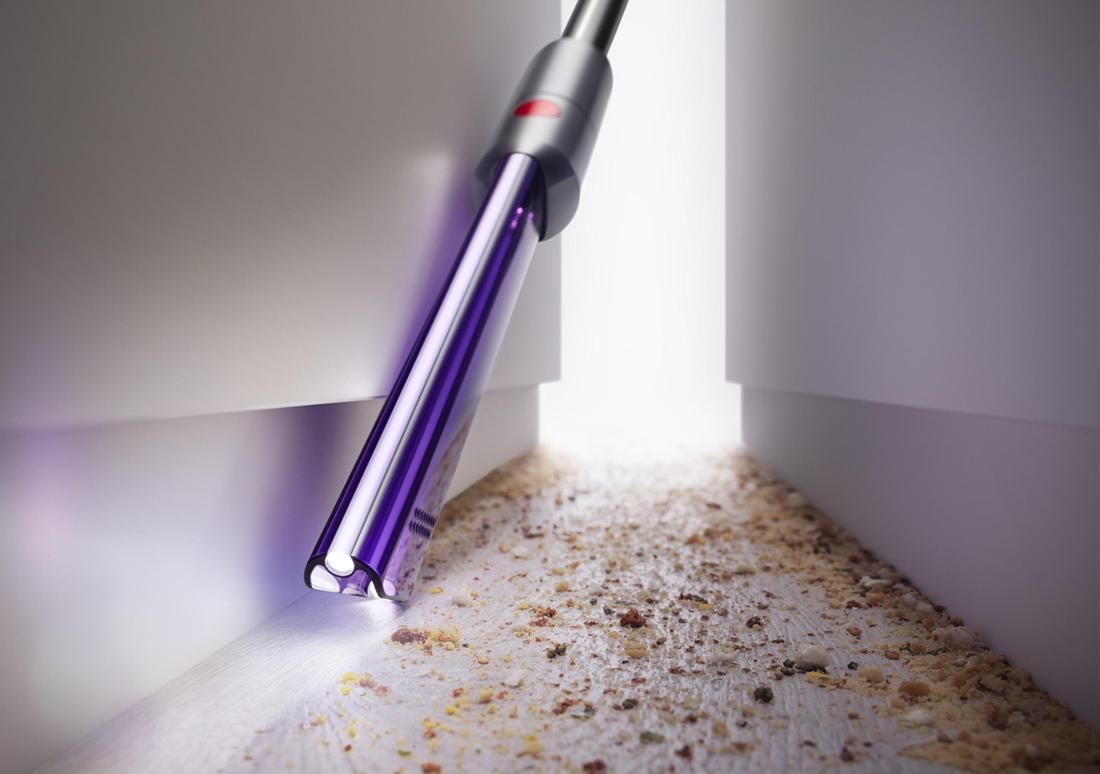 Smalle plekken en kieren maak je schoon met de lichtgevende kierenzuiger.