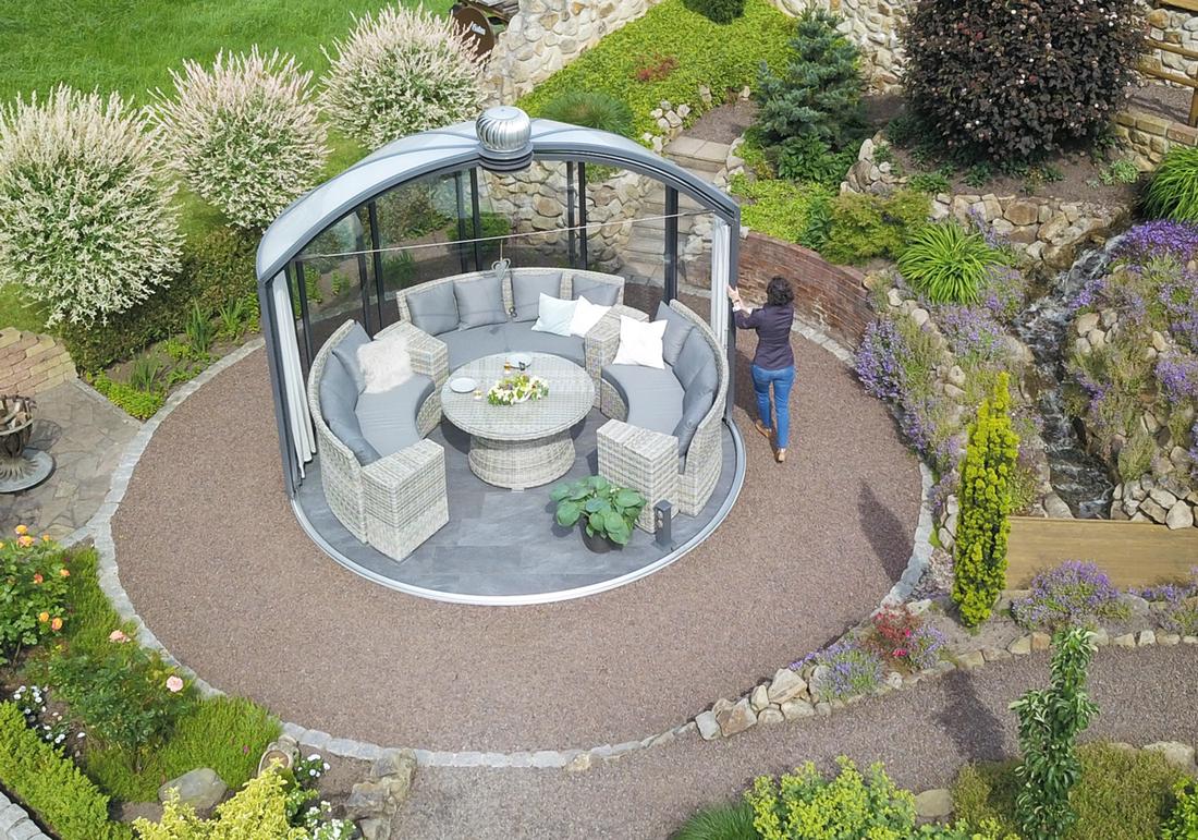 Dankzij de unieke ronde constructie kun je de glazen wanden 360 graden tverschuiven. Hierdoor heb je naast een vrijstaande tuinpaviljoen ook een open overkapping en windbescherming in de luwte.