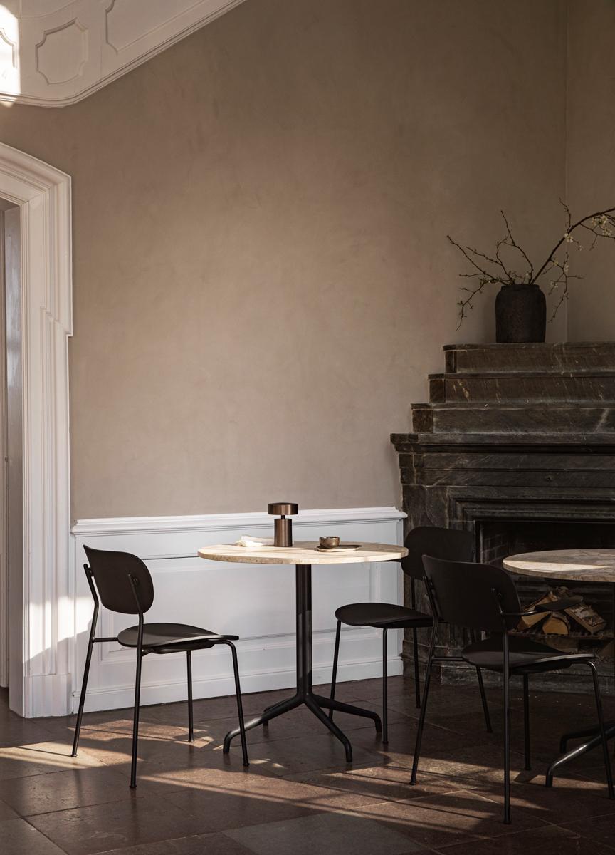 Dankzij de matte finish past de MENU Co Dinning chair mooi in rustige medern-chique interieurs.