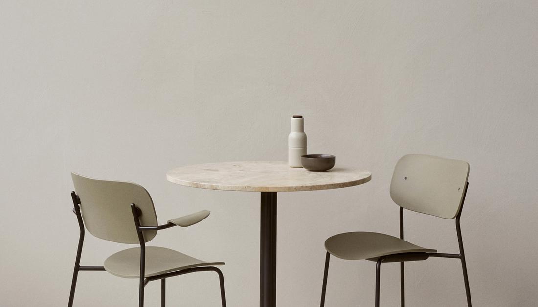 De olijfgroene kleur versterkt de duurzame eigenschappen van de stoel.