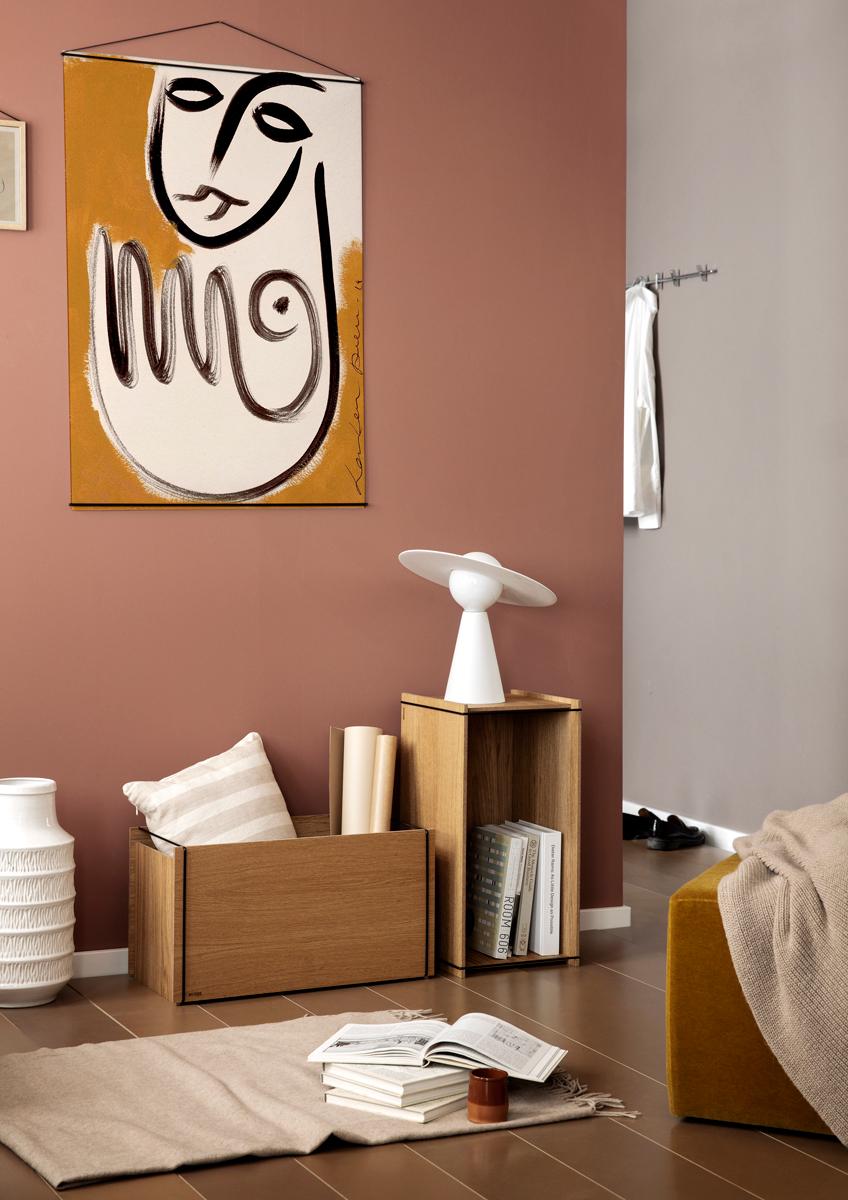 De Storage Box kun je horizontaal gebruiken als opbergkist. Maar staand tegen de muur is het ook een mooi kastje of bijzettafeltje met opbergruimte voor boeken.