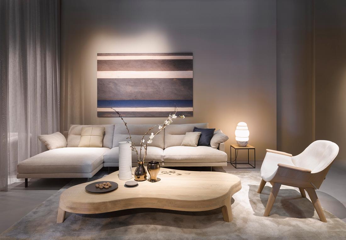 Als salontafel is de Isola tafel lekker laag. Het dikke eikenhouten tafelblad loopt aan de randen licht schuin af.