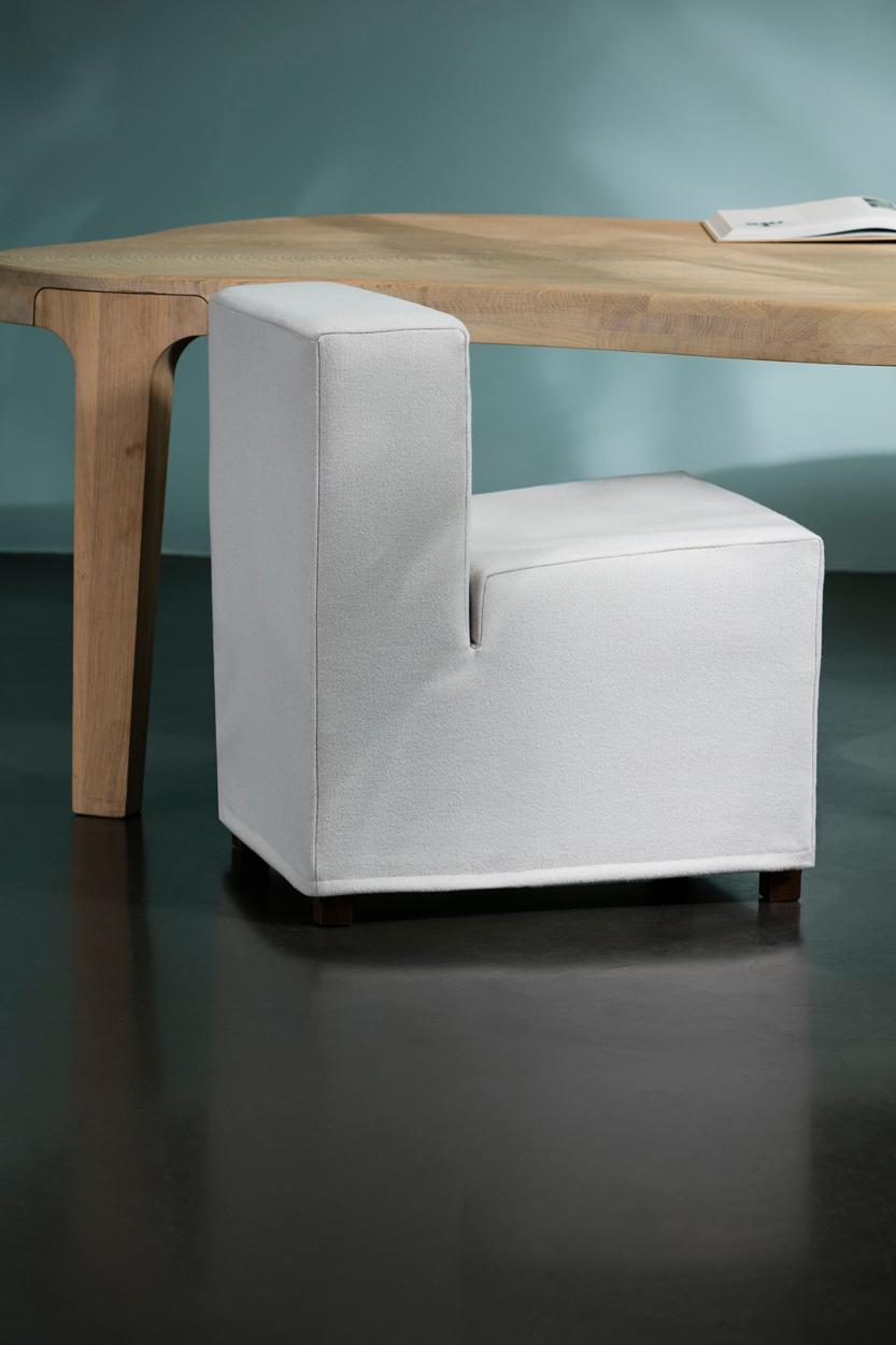 Strak interieur met veel hoekige en vierkante vormen? De organisch gevormde tafel zorgt voor een aangenaam contrast.