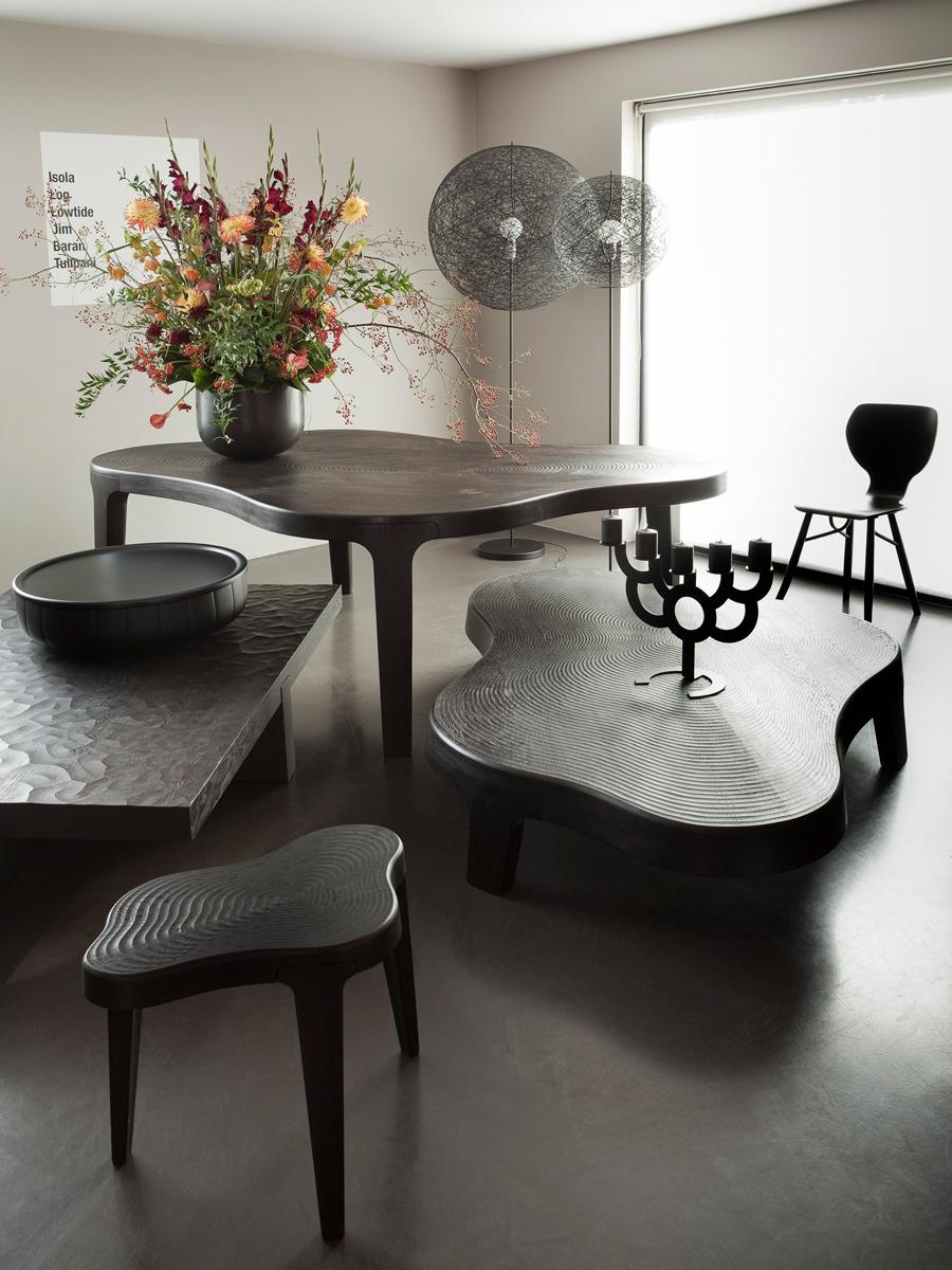 Ook met de donkere antraciet kleur is het golf patroon prachtig zichtbaar in het tafelblad.