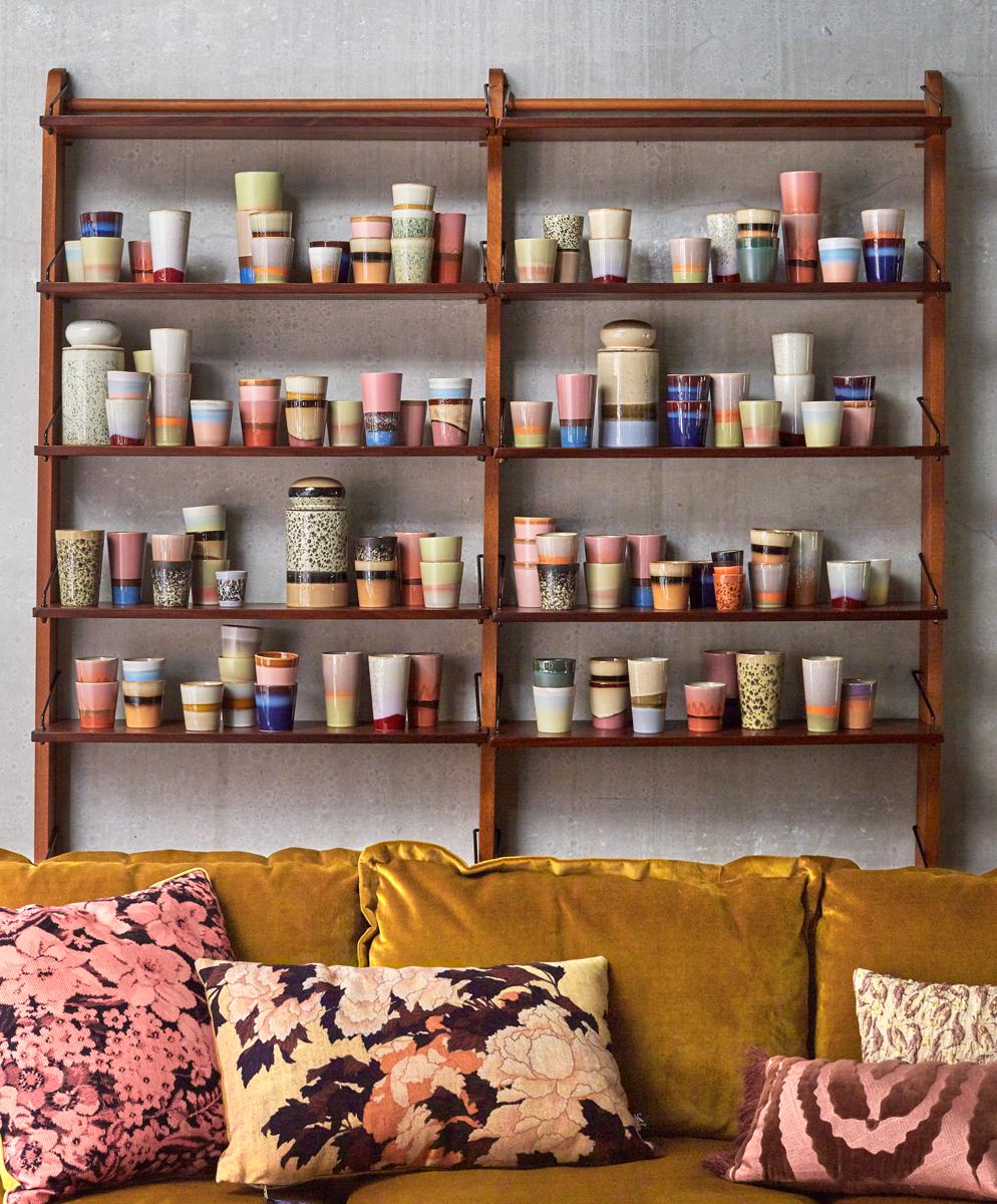 HKliving heeft een uitgebreide collectie servies uitgebracht dat je terug neemt naar de seventies.