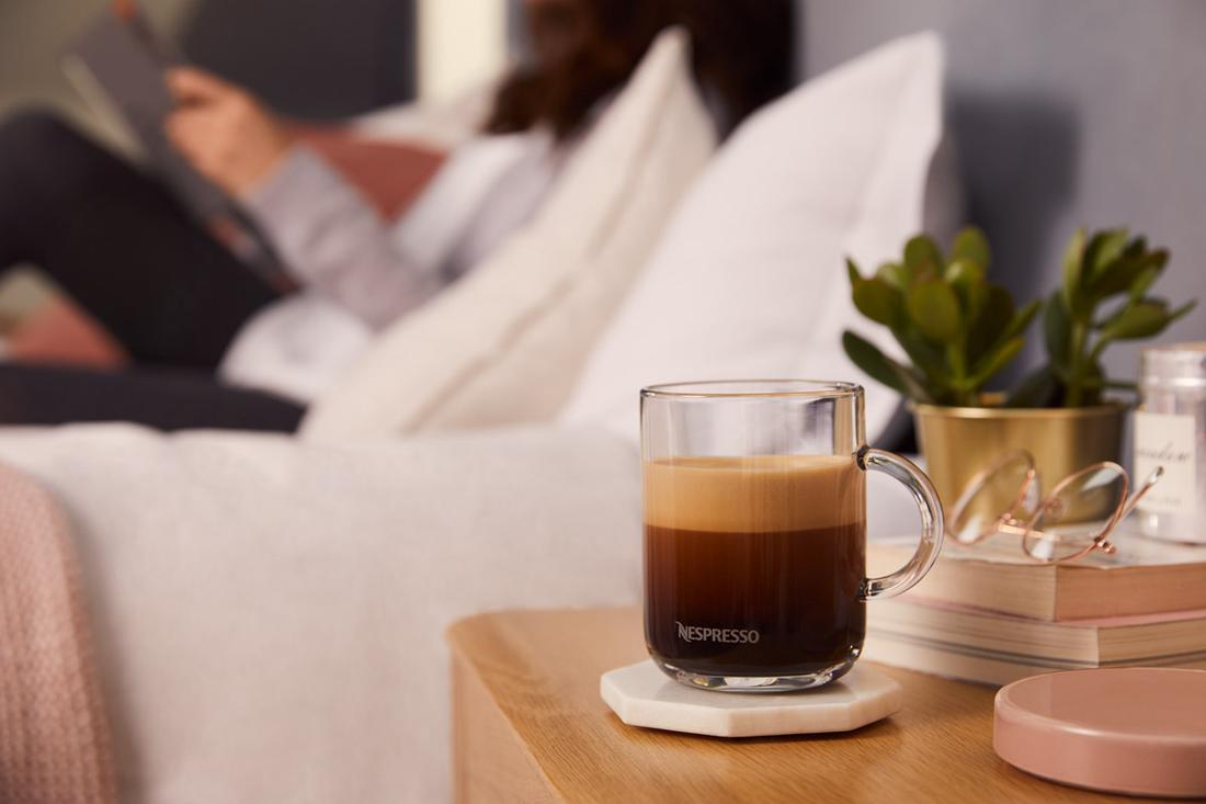 Met de Nespresso Vertuo glazen mok kun je een lekkere grote kop koffie voor jezelf bereiden.