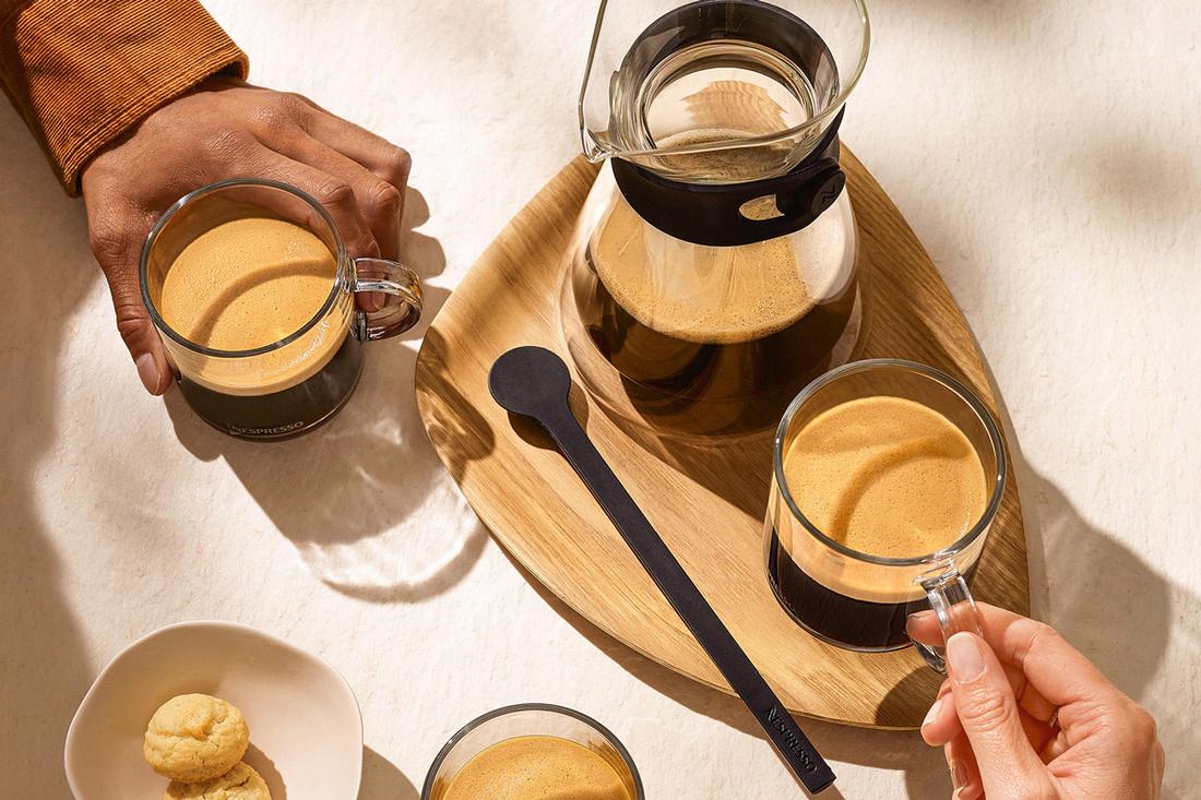 Met de introductie van Nespresso Vertuo is er ook een nieuwe lijn koffiekopjes gekomen. Deze Vertuo collectie bestaat uit onder andere glazen espresso kopjes, koffiebekers en een karaf.