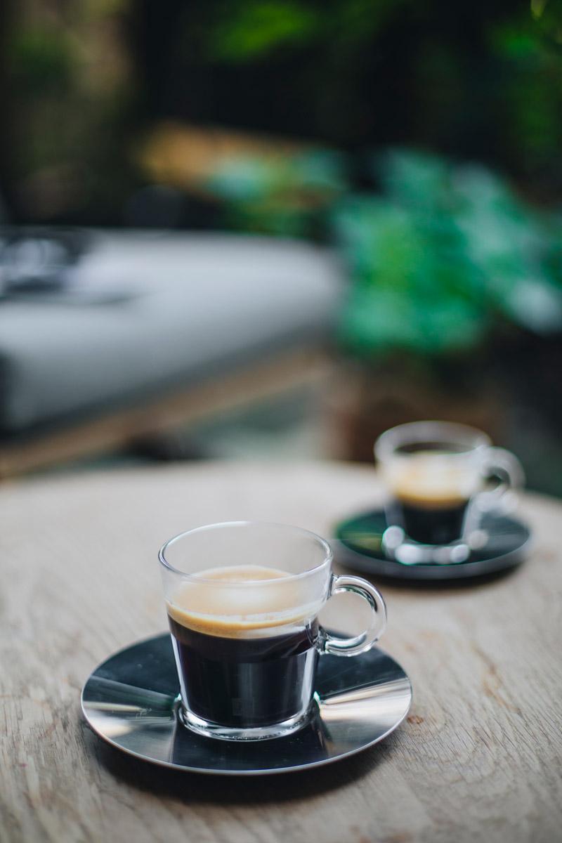 De VIEW schoteltjes zijn gemaakt van staal. De koffieschoteltjes zijn aan een kant strak gepolijst is en aan de andere kant geborsteld. Dit geeft een bijzonder effect.