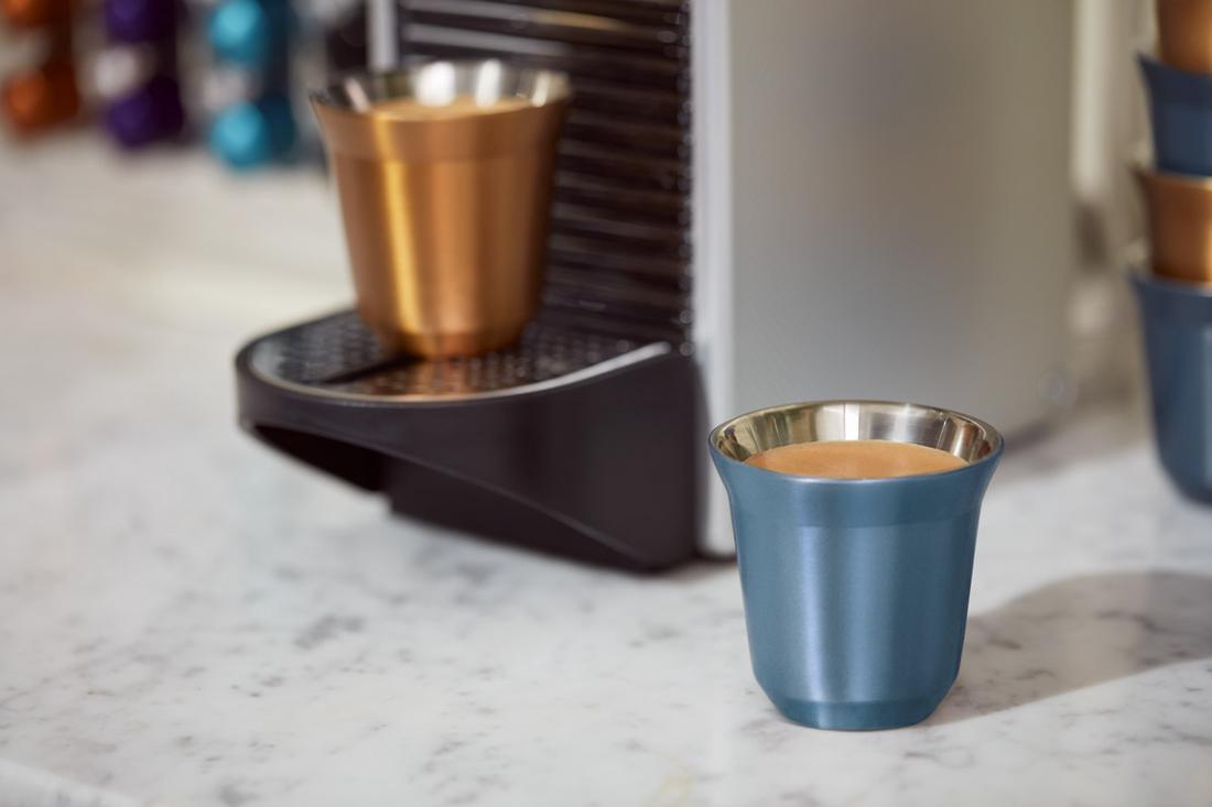 Breng kleur aan je koffieuitzet met de Nespresso PIXIE koffiekopjes.