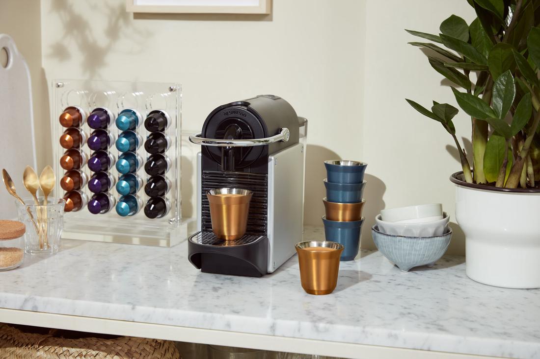 Een klassieker onder de koffiekopjes is de Nespresso PIXIE collectie. Deze kopjes zijn gemaakt van roestvrijstaal en verkrijgbaar in de kleuren van je favoriete Nespresso koffie.