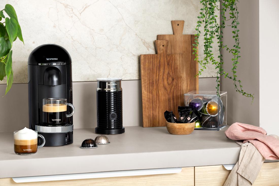 De Nespresso Vertuo koffiemachine herkent de capsule aan de unieke barcode en past per type capsule de bereiding aan.