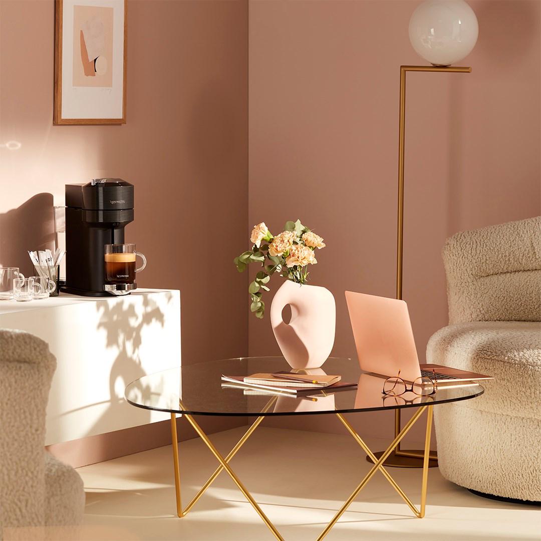 Creëer een fijne setting voor en perfect koffiemomentje tijdens het werken met de Vertuo Next machine.