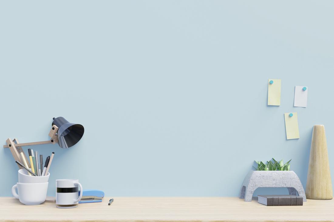 woonhome-thuiskantoor-inspiratie-kantoor-thuis-inrichten-planten-blauwe-gekleurde-wand-1