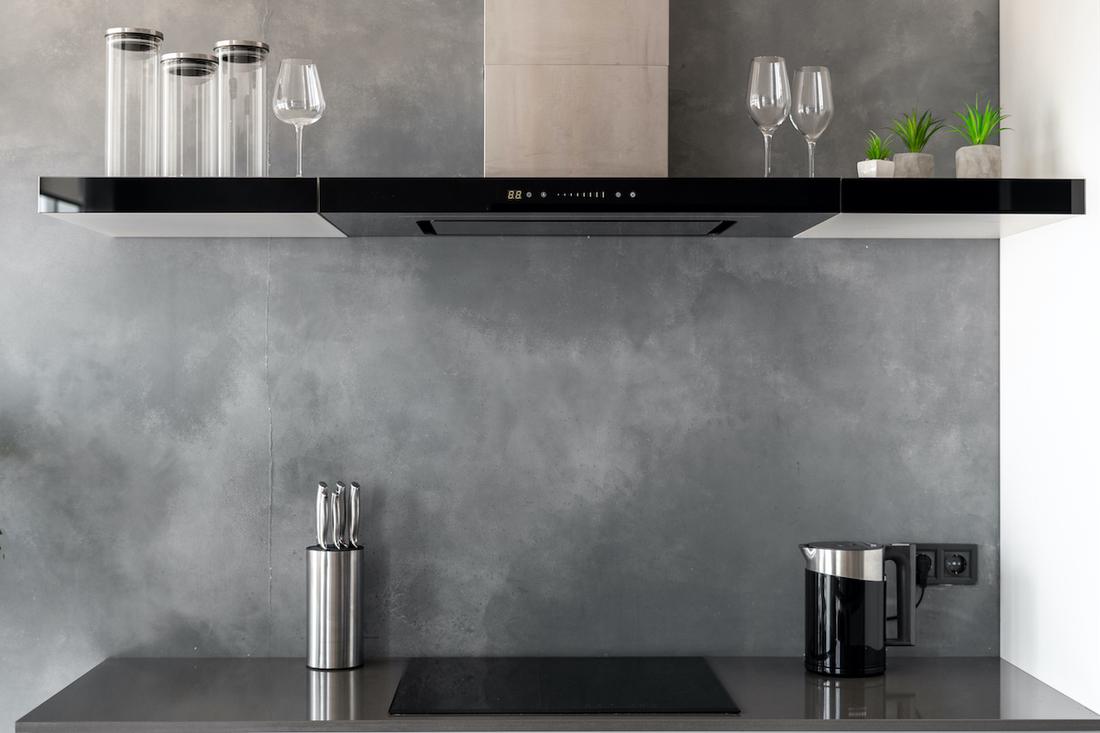 woonhome-afzuiging-keuken-ingebouwde-afzuigsysteem-kookplaat-zwarte-afzuig-1