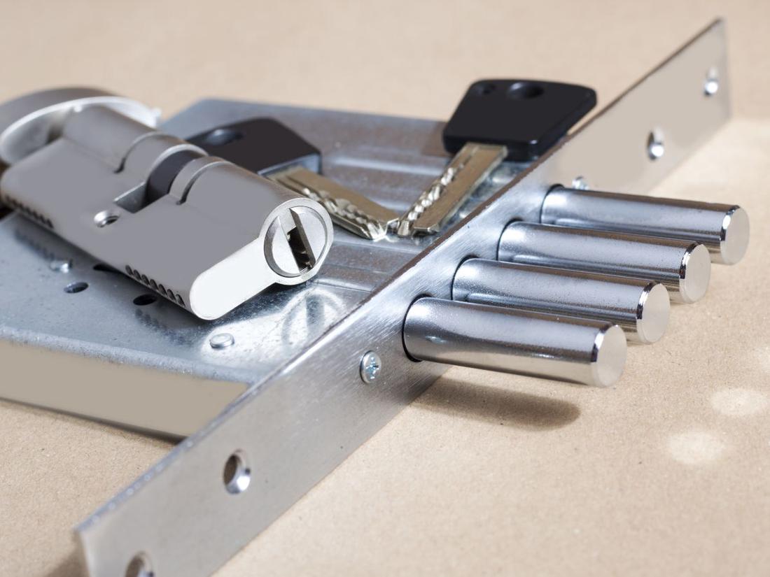 Het vervangen van een slot met veiligheidsstrip is vaak duurder dan een nieuwe cilinder plaatsen.