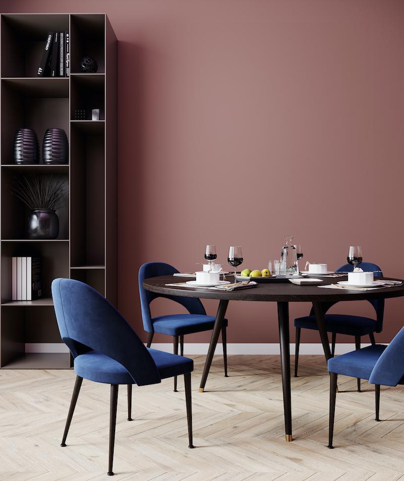 woonhome-ronde-eettafel-warme-muurkleur-eethoek-eetkamer-interieurtips-interieur-inspiratie-blauwe-velvet-stoelen-eetkamerstoelen-1.jpg