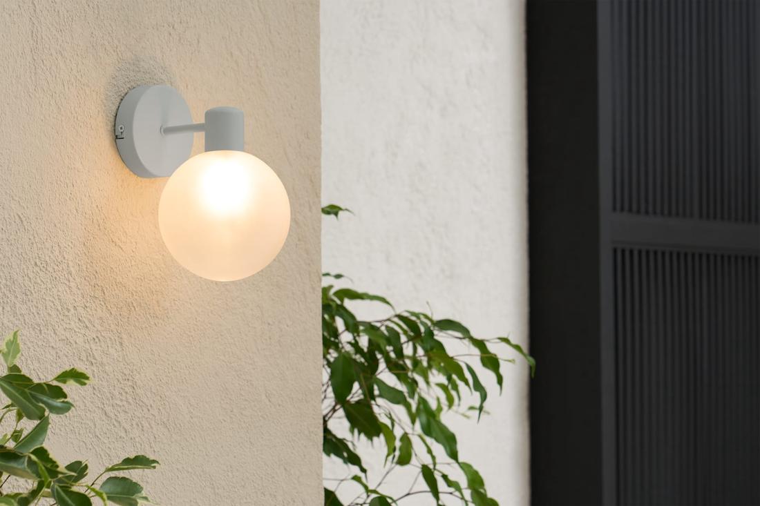 Laat het zonnetje nog schijnen nadat hij onder is gegaan, met deze lichtbal van gepoedercoat metaal en matglas bol. 