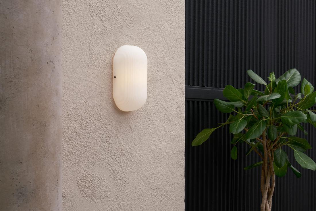 Eenvoudig design: de Pite is een koepelvormige lamp met ribbels in het matglas die je tuin of voordeur prettig verlicht. 