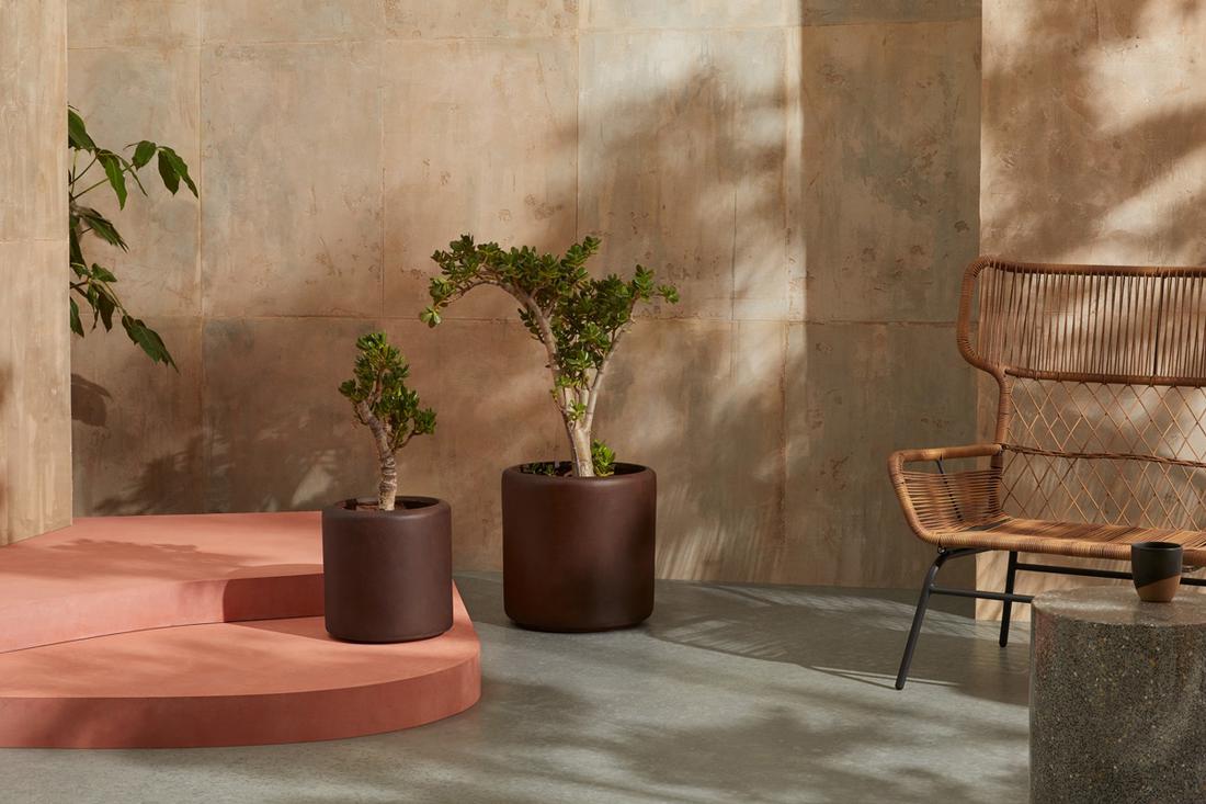 Bekijk plantenbak Deze twee cilindervormige plantenbakken met cortensaal afwerking zijn ontzettend trendy in een industriële tuin.