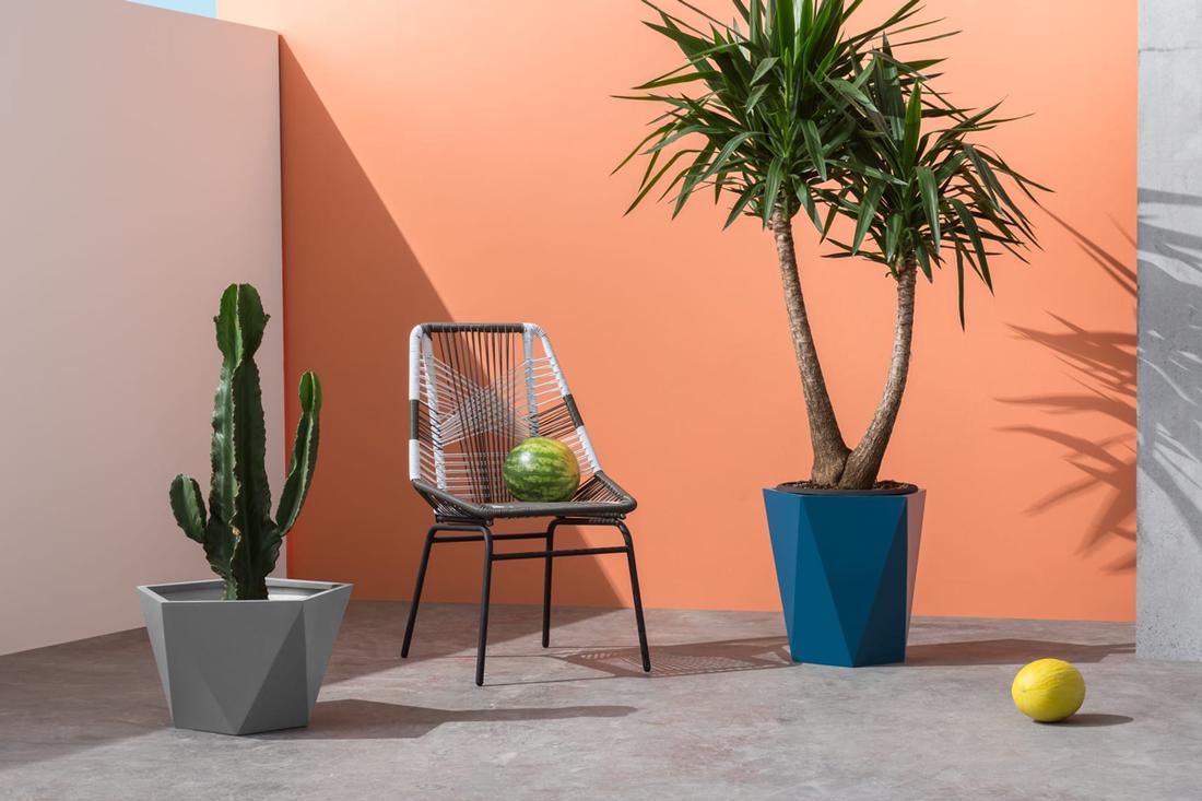 Niet een, maar twee geometrische plantenbakken in het grijs en blauw geven je tuin een eigentijdse look. 