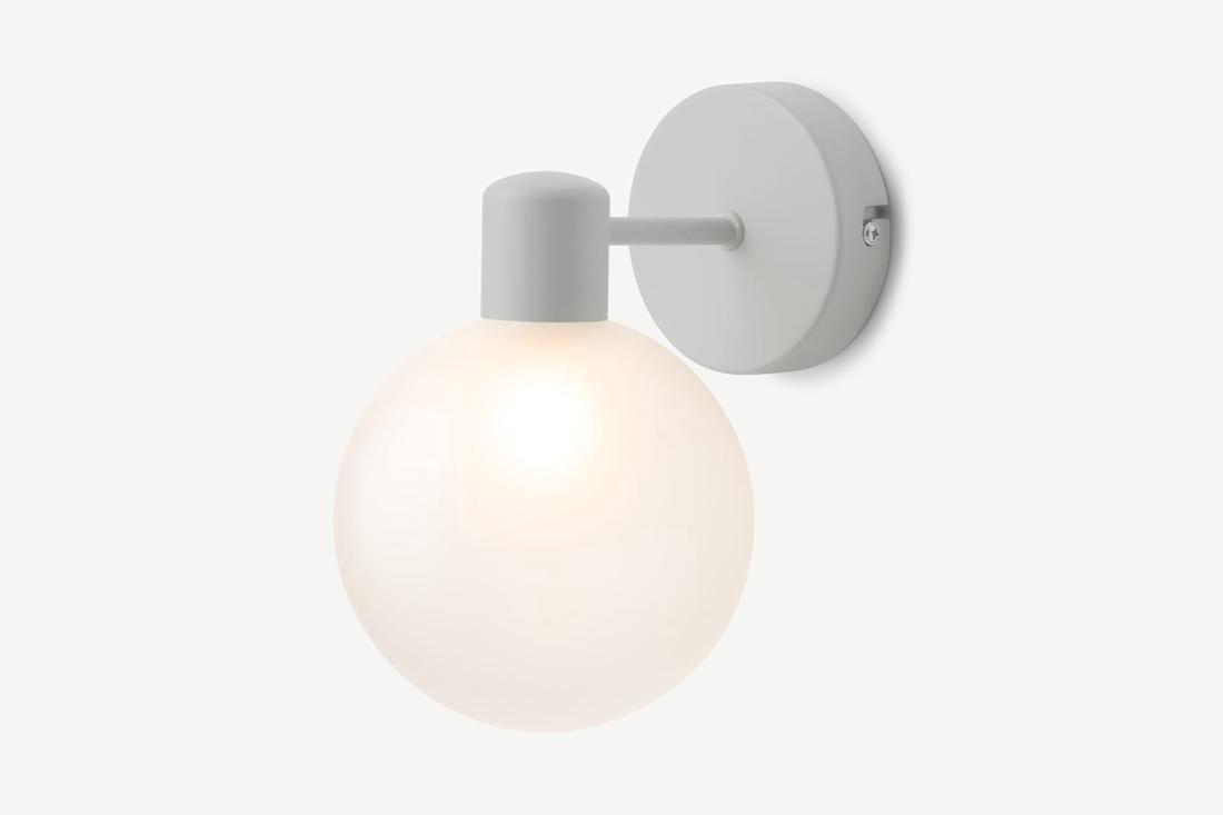 Deze speelse bollamp geeft dankzij de matglazen bol voor rustig sfeerlicht in de tuin.
