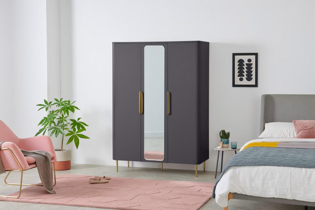 Een elegante kledingkast met een moderne twist. Dat is de Ebro, een grijze kledingkast met ingebouwde spiegel en messing details.