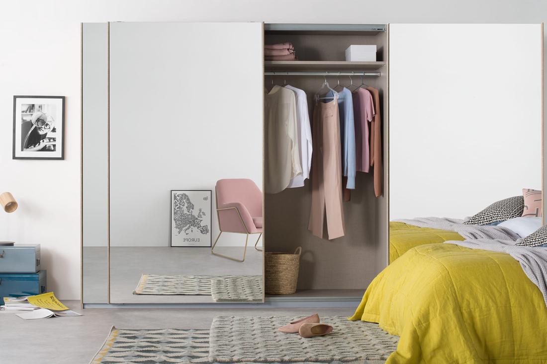 In deze grote kledingkast met drie schuifdeuren kun je genoeg kleding en accessoires kwijt, de kast is namelijk 270 centimeter breed. 