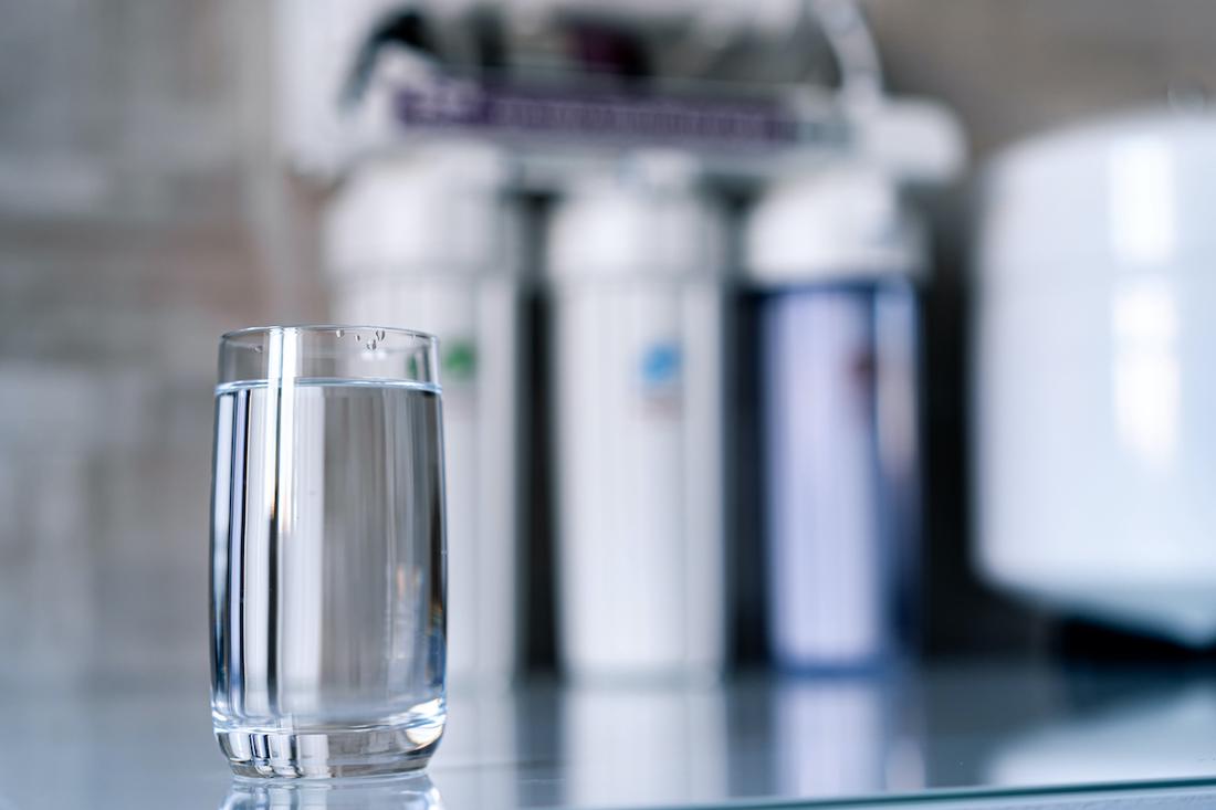 woonhome-waterfilter-in-de-keuken-plaatsen-schoon-water-1.jpg