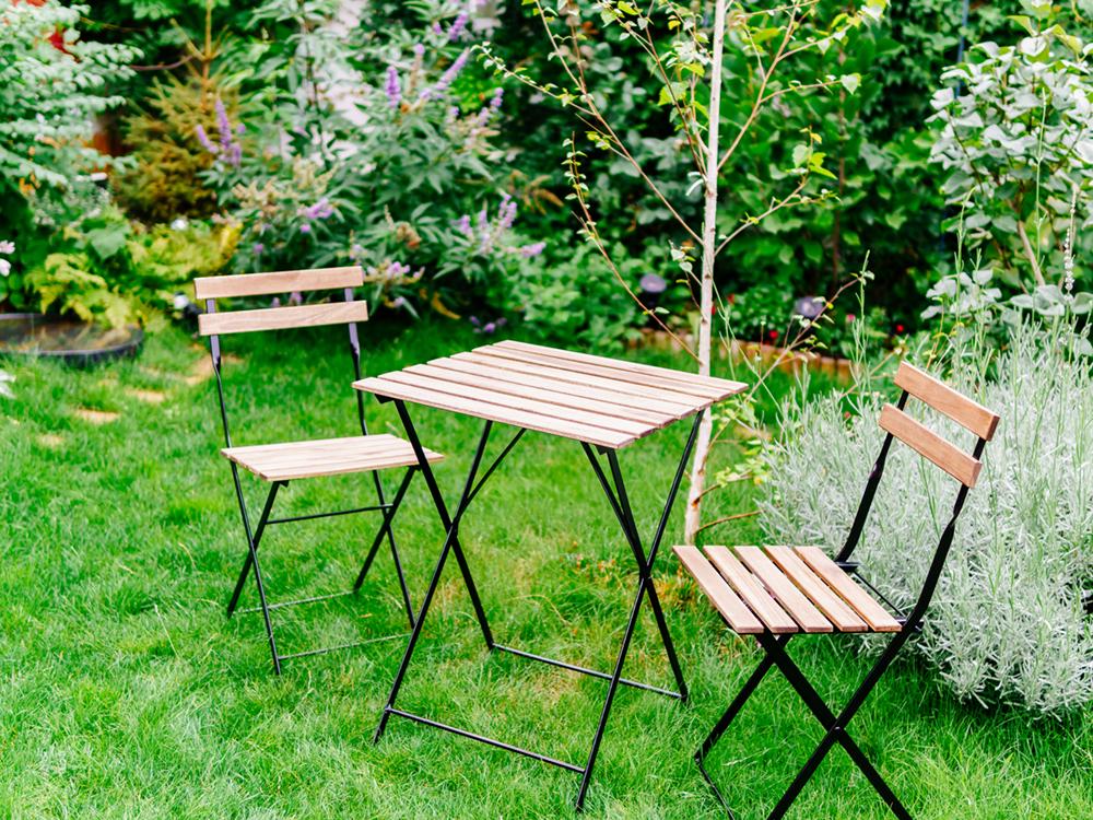 Een bistroset is erg geschikt voor een kleine tuin. 