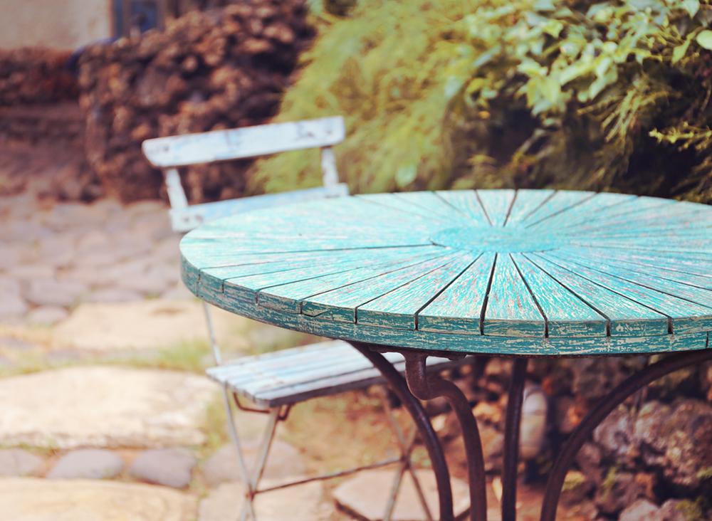 Maak je kleine tuin nog gezelliger met een ronde tafel. 